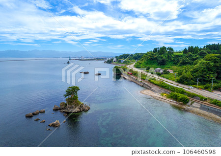 無人機攝影 | 夏季藍天清爽、景色壯麗的旅遊勝地雨晴海岸的航拍 | 富山縣高岡市 106460598