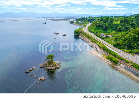 Drone photography | Aerial photography of Amaharashi Coast, a tourist attraction with refreshing blue skies and spectacular views in summer | Takaoka City, Toyama Prefecture 106460599