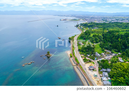 Drone photography | Aerial photography of Amaharashi Coast, a tourist attraction with refreshing blue skies and spectacular views in summer | Takaoka City, Toyama Prefecture 106460602