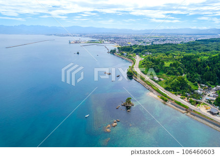 無人機攝影 | 夏季藍天清爽、景色壯麗的旅遊勝地雨晴海岸的航拍 | 富山縣高岡市 106460603