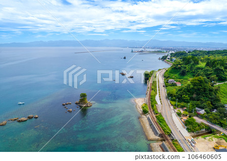 Drone photography | Aerial photography of Amaharashi Coast, a tourist attraction with refreshing blue skies and spectacular views in summer | Takaoka City, Toyama Prefecture 106460605