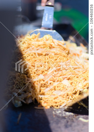 烈日下在露營地製作炒麵 烈日下在露營地製作炒麵 106460856