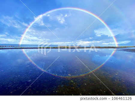 雨後的水坑里倒映著彩虹 雨後的水坑里倒映著彩虹 106461126