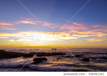 大洗海岸的神磯黎明[茨城縣大洗町] 106461361
