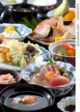 以新鮮海鮮為中心的日本料理套餐形象/海鮮菜餚組形象 以新鮮海鮮為中心的日本料理套餐形象/海鮮菜餚組形象 106462053