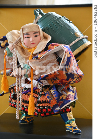 一個男孩背著沉重的五月娃娃廟鐘 106462262