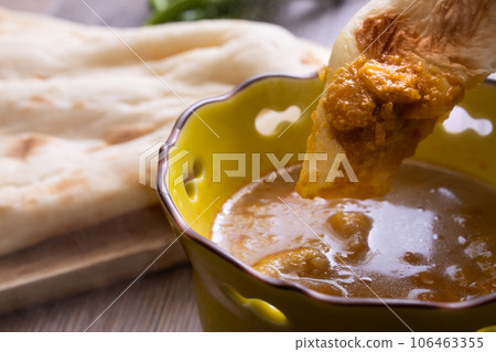 Eat chicken curry naan Eat chicken curry naan 106463355