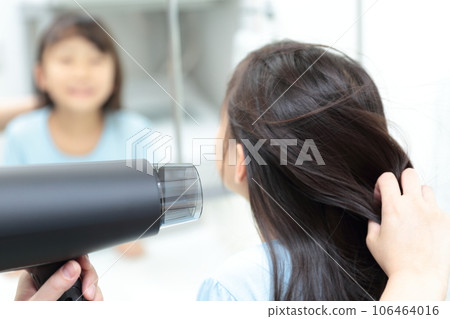 母親的手用吹風機吹乾女兒的頭髮 106464016