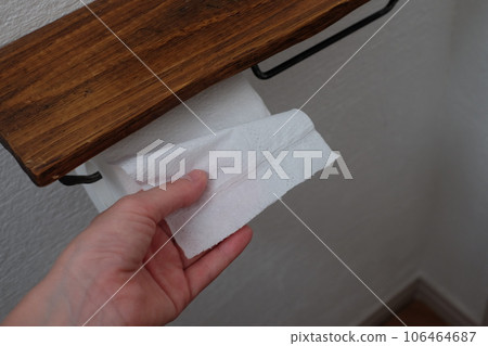 鐵和木製衛生紙架 106464687