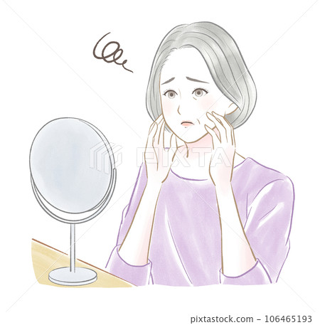 一位灰髮老婦人在摸自己的臉時擔心看鏡子 106465193
