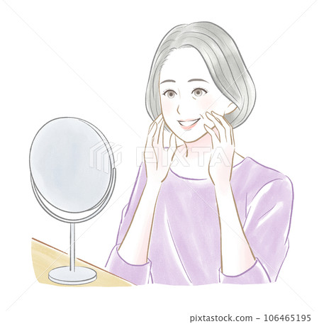 一位灰髮老婦一邊看著鏡子一邊微笑著摸著自己的臉 一位灰髮老婦一邊看著鏡子一邊微笑著摸著自己的臉 106465195