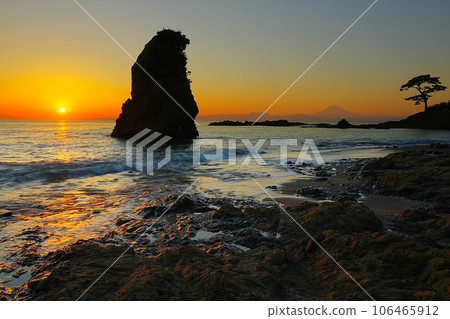 在晴朗的冬日天空和富士山 Ver1 的背景下,大海和巨大岩石的日落景色 在晴朗的冬日天空和富士山 Ver1 的背景下,大海和巨大岩石的日落景色 106465912