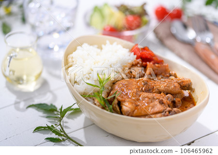 Chicken curry Spicy chicken leg curry with salad (curry rice) 106465962