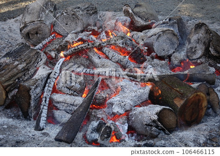 燃燒木炭的“神社篝火” 燃燒木炭的“神社篝火” 106466115