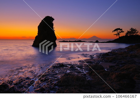 海洋和巨大岩石的景觀，清晰的冬季日落天空和富士山背景 Ver2 106466167