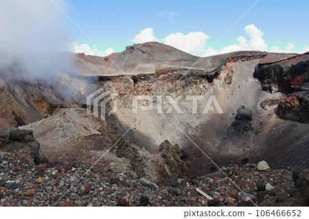 [Scenery at the summit of Mt. Fuji] Summit and crater of Mt. Fuji 106466652