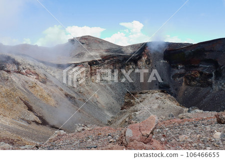 [Scenery at the summit of Mt. Fuji] Summit and crater of Mt. Fuji 106466655