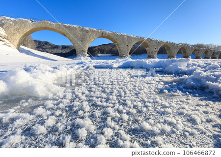 Hokkaido_Spectacular snowy scenery of Lake Nukabira and Taushubetsu River Bridge (Frost Flower) 106466872