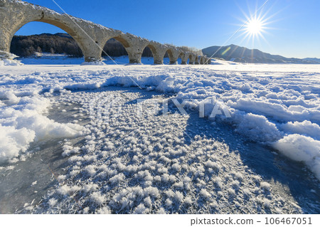 Hokkaido_Spectacular snowy scenery of frost flowers and Taushubetsu River Bridge 106467051