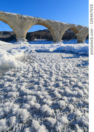 Hokkaido_Spectacular snowy scenery of frost flowers and Taushubetsu River Bridge Hokkaido_Spectacular snowy scenery of frost flowers and Taushubetsu River Bridge 106467058