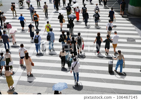 Osaka Umeda crosswalk and pedestrians on a hot day (Higashi-Umeda, Midosuji side) (summer) Osaka Umeda crosswalk and pedestrians on a hot day (Higashi-Umeda, Midosuji side) (summer) 106467145