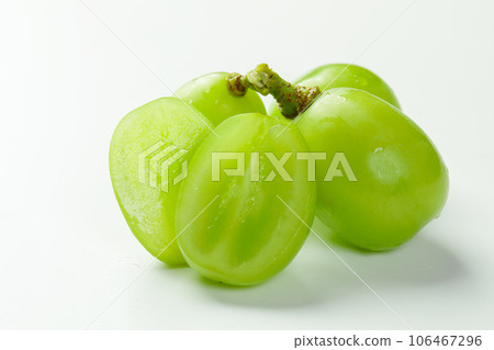 Large sliced Shine Muscat Large sliced Shine Muscat 106467296