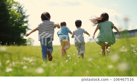 在清新的綠色公園裡奔跑的孩子們的後視 在清新的綠色公園裡奔跑的孩子們的後視 106467516