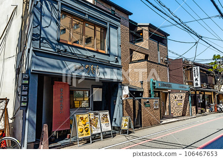 [Illustrated style Kyoto] The stylish appearance of Kyoto Machiya 106467653