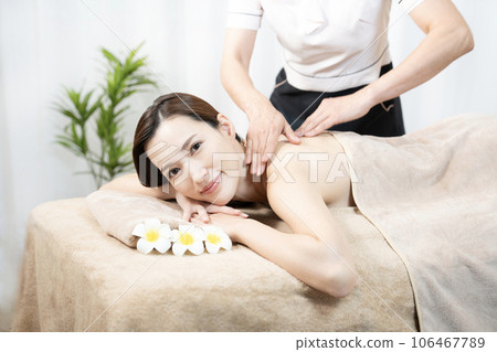 接受治療的婦女在美容院 106467789