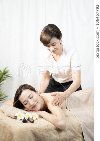 接受治療的婦女在美容院 106467792