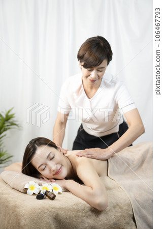 接受治療的婦女在美容院 106467793