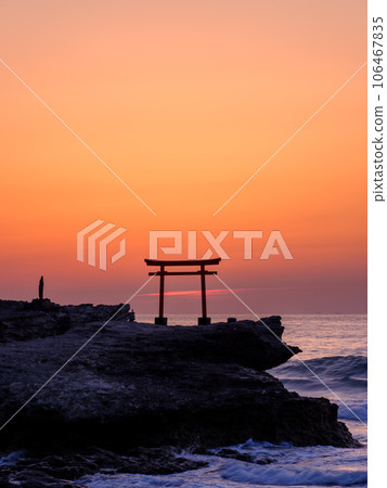 Shirahama, Izu, Shizuoka_Red torii of Shirahama Shrine Daimyojin Rock and spectacular view of the morning sun Shirahama, Izu, Shizuoka_Red torii of Shirahama Shrine Daimyojin Rock and spectacular view of the morning sun 106467835