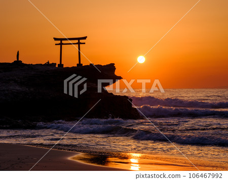 靜岡伊豆白濱_大名神岩紅色鳥居和朝陽的絕景 106467992