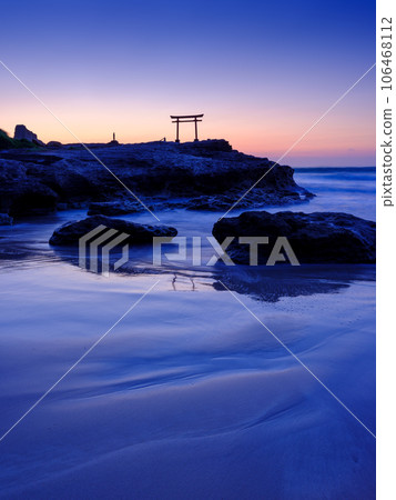 Shizuoka Izu Shirahama _ Red torii of Daimyojin rock and superb view of dawn 106468112