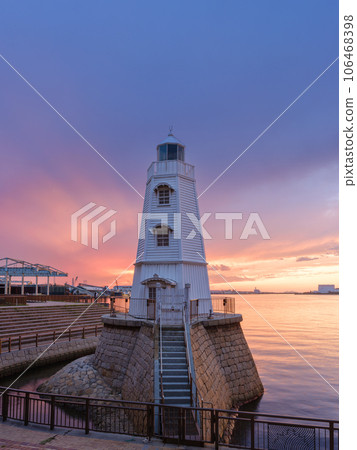 Osaka_Old Sakai Lighthouse and spectacular sunset scenery 106468398