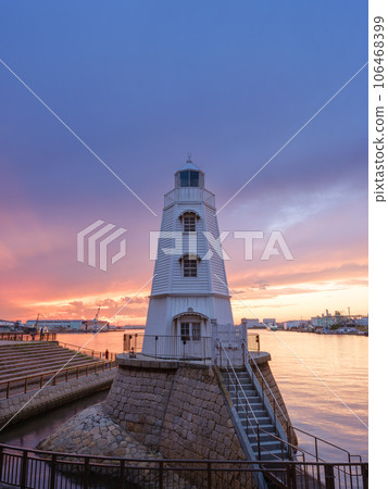 Osaka_Old Sakai Lighthouse and spectacular sunset scenery 106468399