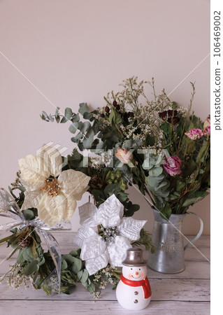 Dried flowers and Christmas decorations 106469002