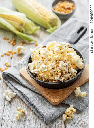 Tasty salted homemade popcorn 106469021