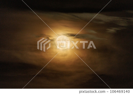 The moon seen through the gaps in the clouds 106469140