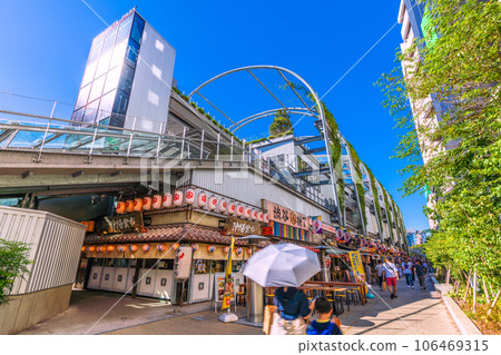 日本東京城市景觀秋天晴朗的天空。 19個都道府縣減少了↓ 即使在9月也非常炎熱...澀谷站前的澀谷橫丁，一個繁忙且通風良好的地區 106469315