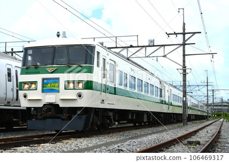 帶有赤城標誌的新特急185系停靠在車站 帶有赤城標誌的新特急185系停靠在車站 106469317