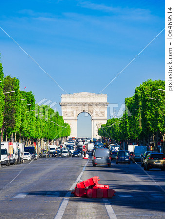 Paris Champs-Élysées and Arc de Triomphe *partially soft focus 106469514