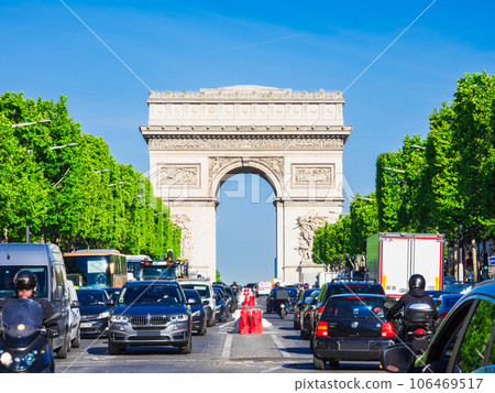 Paris Champs-Élysées and Arc de Triomphe *partially soft focus Paris Champs-Élysées and Arc de Triomphe *partially soft focus 106469517