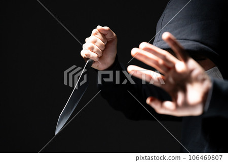 一個拿著刀的男人 106469807