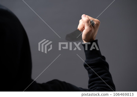 一個拿著刀的男人 106469813
