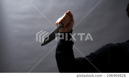 一個拿著刀的男人 一個拿著刀的男人 106469826