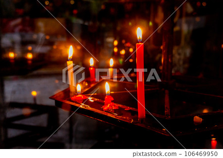 [Kyoto scenery] Rokkakudo, soothed by the flickering flame of candles 106469950