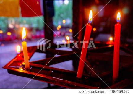 [Kyoto scenery] Rokkakudo, soothed by the flickering flame of candles 106469952