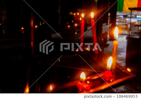 [Kyoto scenery] Rokkakudo, soothed by the flickering flame of candles 106469953