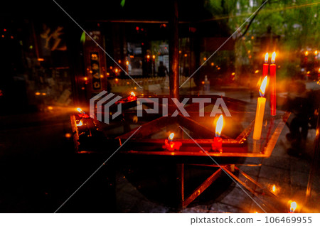 [Kyoto scenery] Rokkakudo, soothed by the flickering flame of candles 106469955